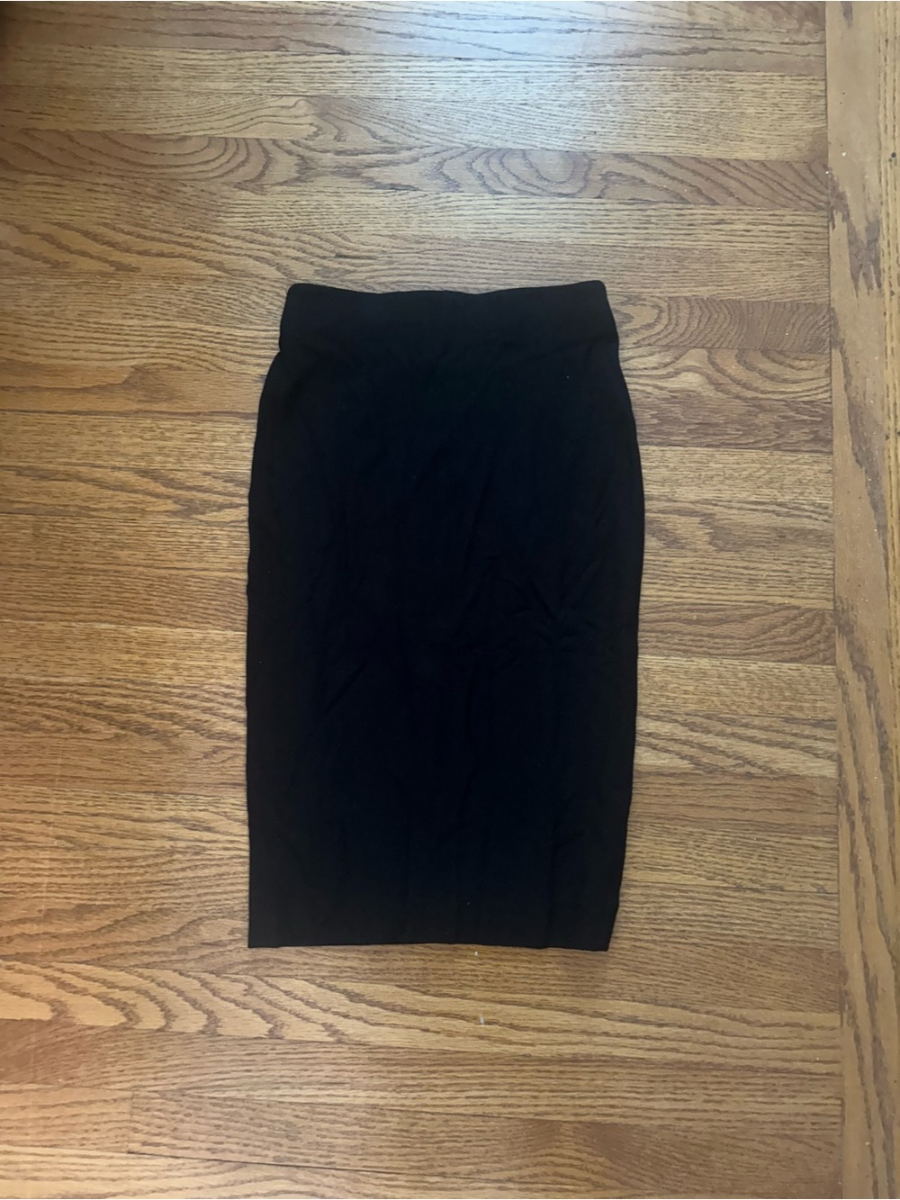 Wilfred: Classic Black Pencil Skirt - Women's Sleek Silhouette